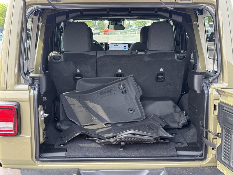 Jeep Wrangler Vehicle Full-screen Gallery Image 6