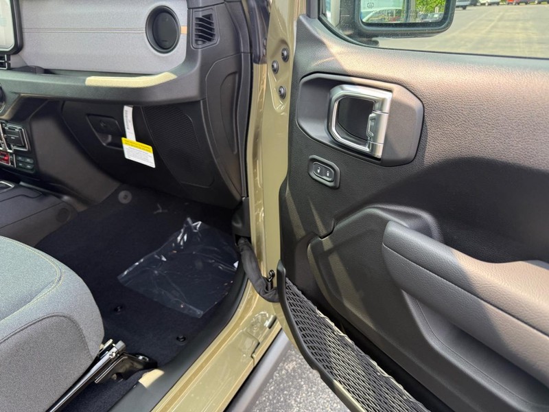 Jeep Wrangler Vehicle Full-screen Gallery Image 11