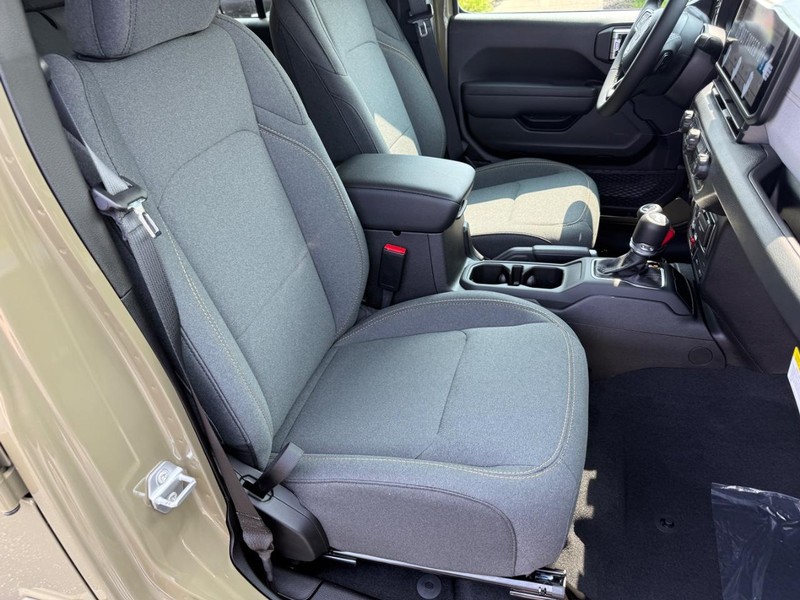 Jeep Wrangler Vehicle Full-screen Gallery Image 13