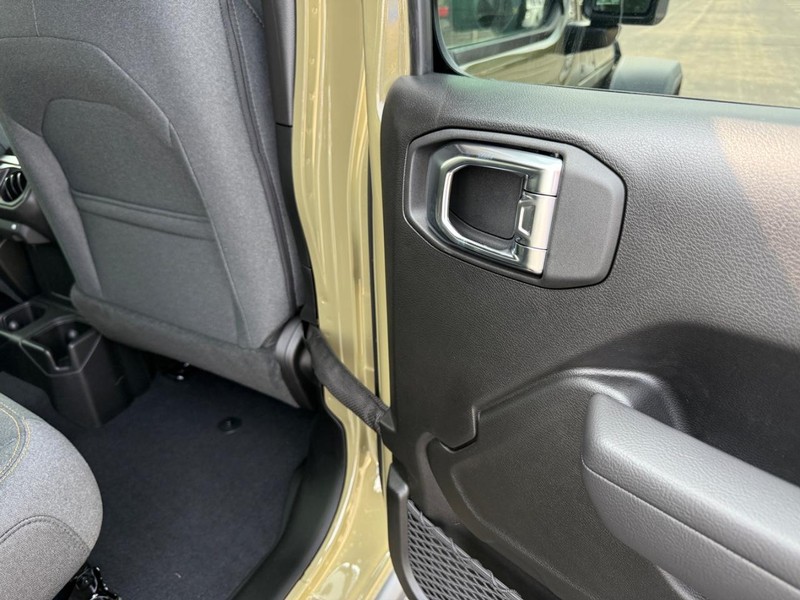 Jeep Wrangler Vehicle Full-screen Gallery Image 14