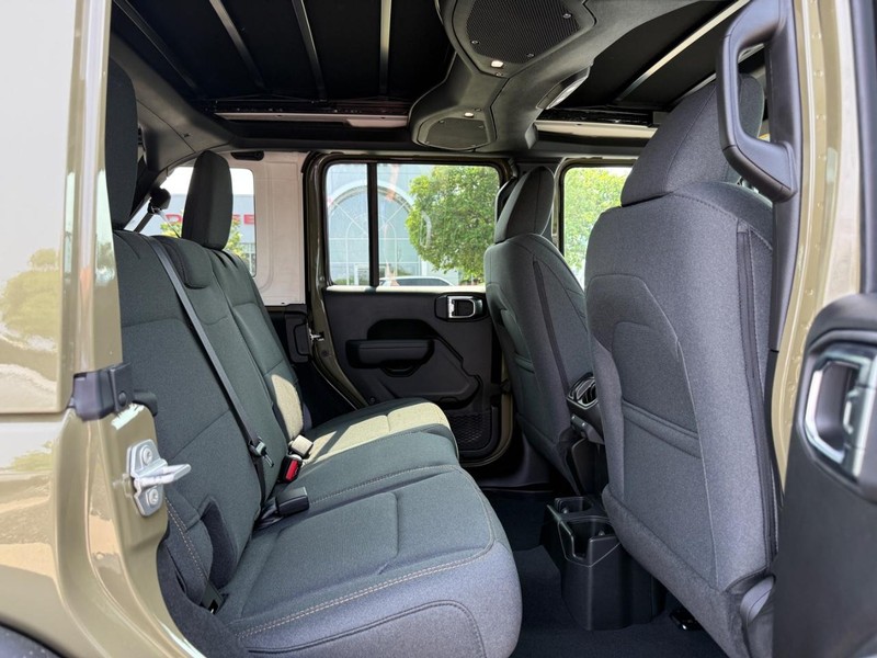 Jeep Wrangler Vehicle Full-screen Gallery Image 15