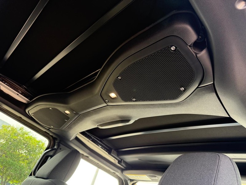 Jeep Wrangler Vehicle Full-screen Gallery Image 16