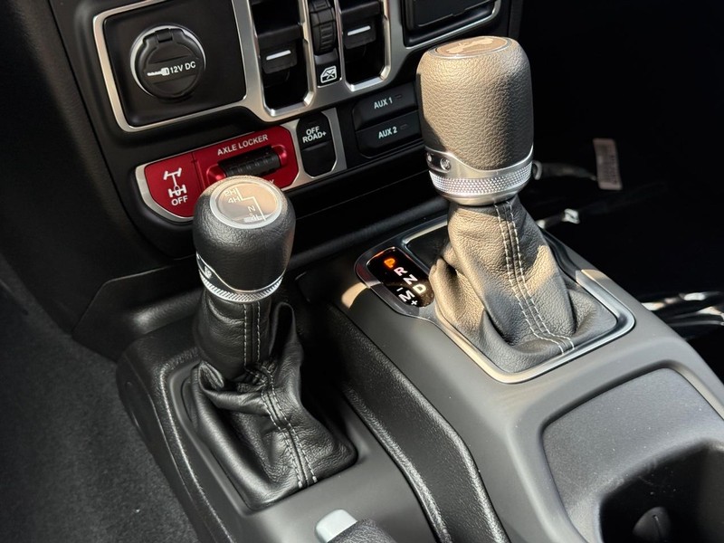 Jeep Wrangler Vehicle Full-screen Gallery Image 24