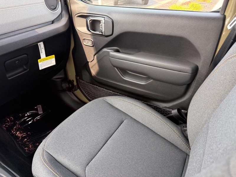 Jeep Wrangler Vehicle Full-screen Gallery Image 25