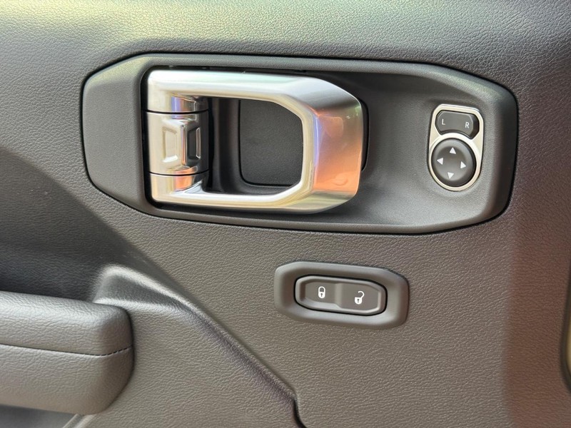 Jeep Wrangler Vehicle Full-screen Gallery Image 31