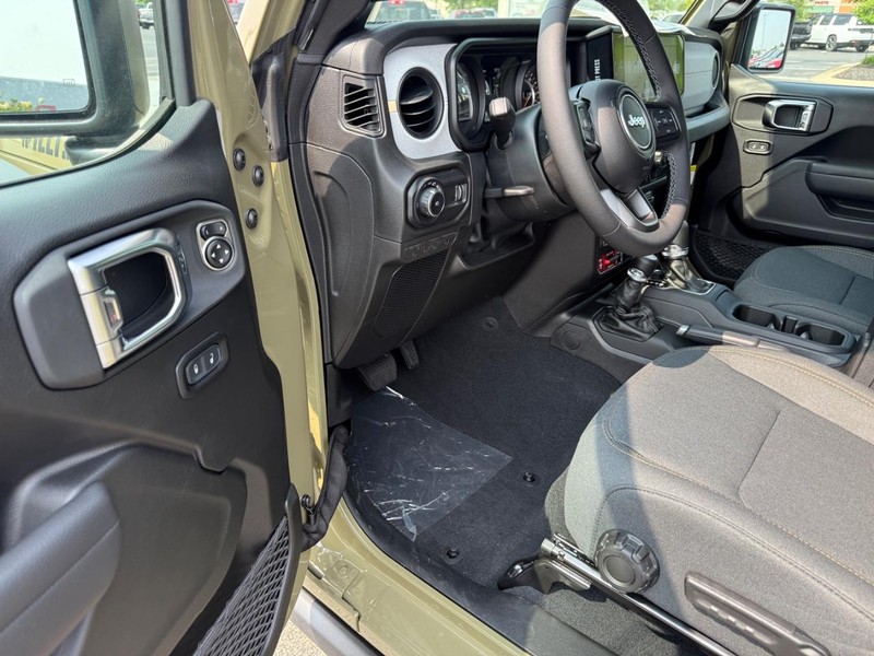 Jeep Wrangler Vehicle Full-screen Gallery Image 32