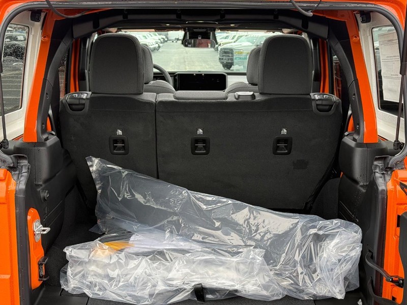 Jeep Wrangler Vehicle Full-screen Gallery Image 7