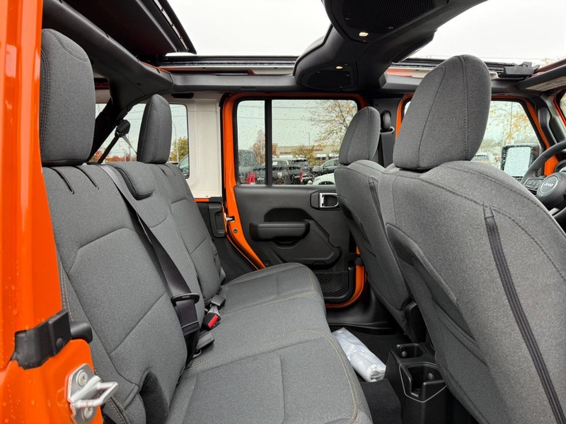 Jeep Wrangler Vehicle Full-screen Gallery Image 11