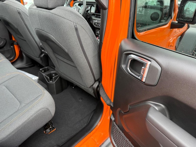 Jeep Wrangler Vehicle Full-screen Gallery Image 12