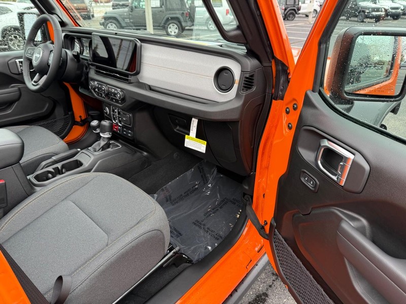 Jeep Wrangler Vehicle Full-screen Gallery Image 16
