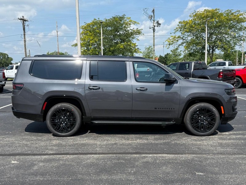 Jeep Wagoneer L Vehicle Full-screen Gallery Image 2