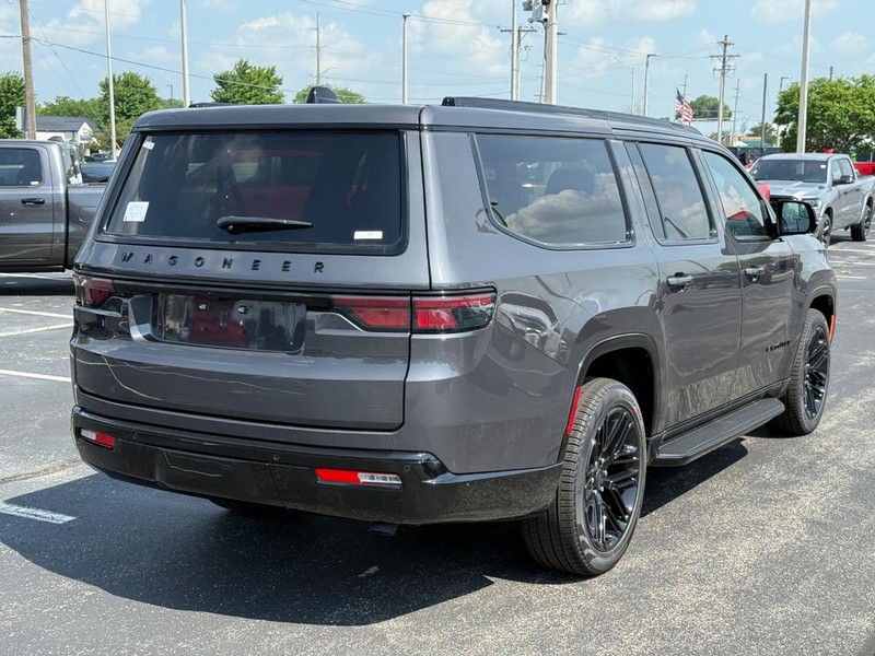 Jeep Wagoneer L Vehicle Full-screen Gallery Image 3