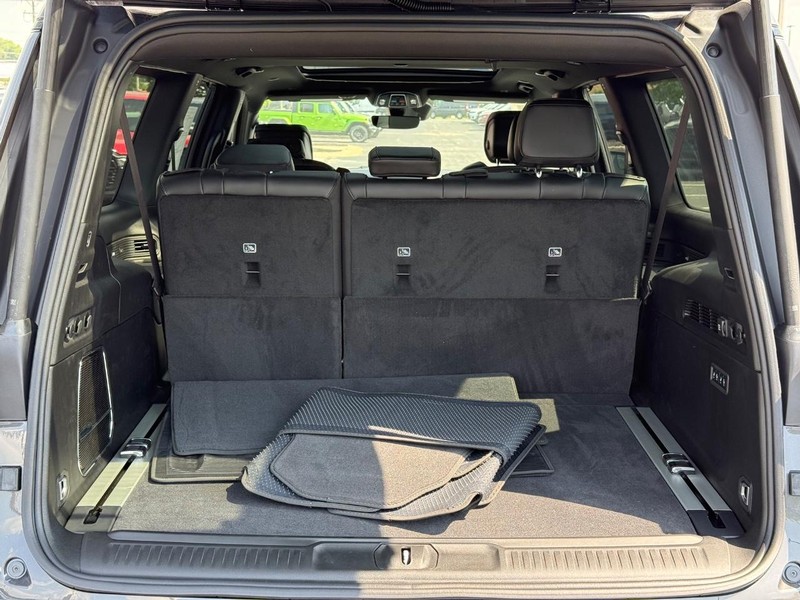 Jeep Wagoneer L Vehicle Full-screen Gallery Image 7