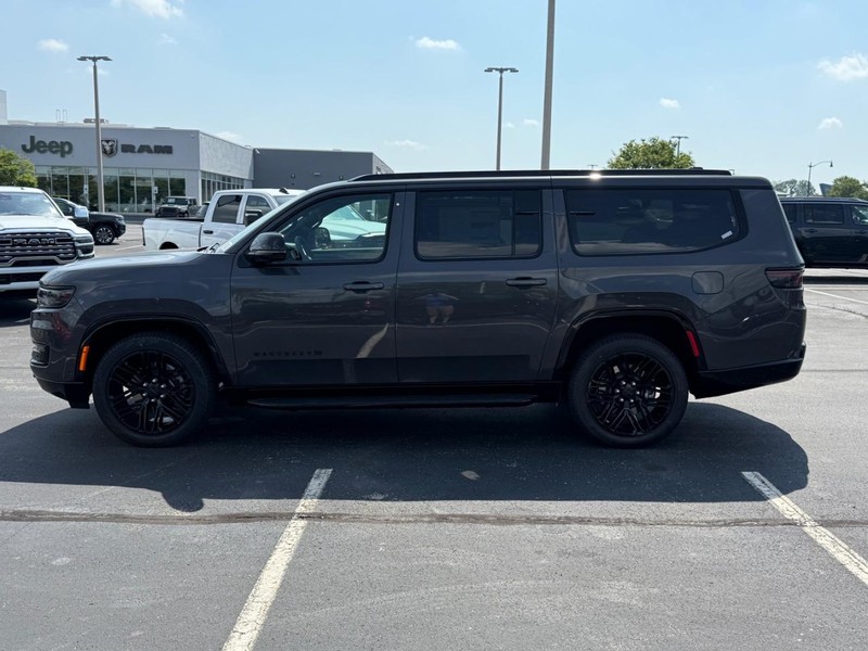 Jeep Wagoneer L Vehicle Full-screen Gallery Image 9