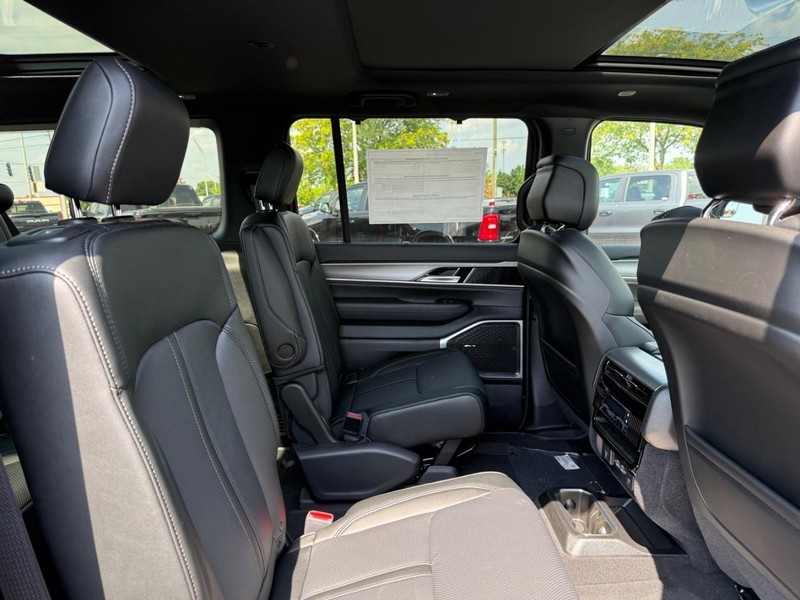 Jeep Wagoneer L Vehicle Full-screen Gallery Image 12