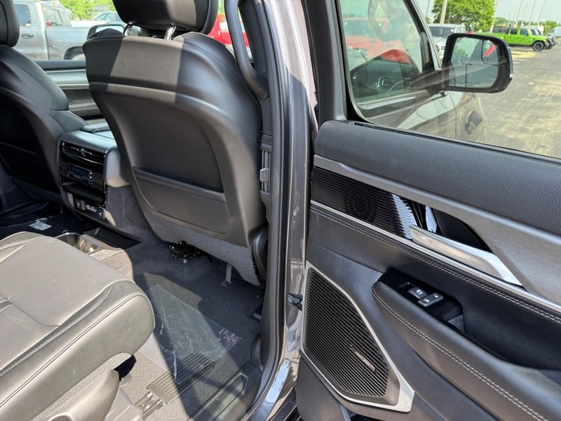 Jeep Wagoneer L Vehicle Full-screen Gallery Image 13