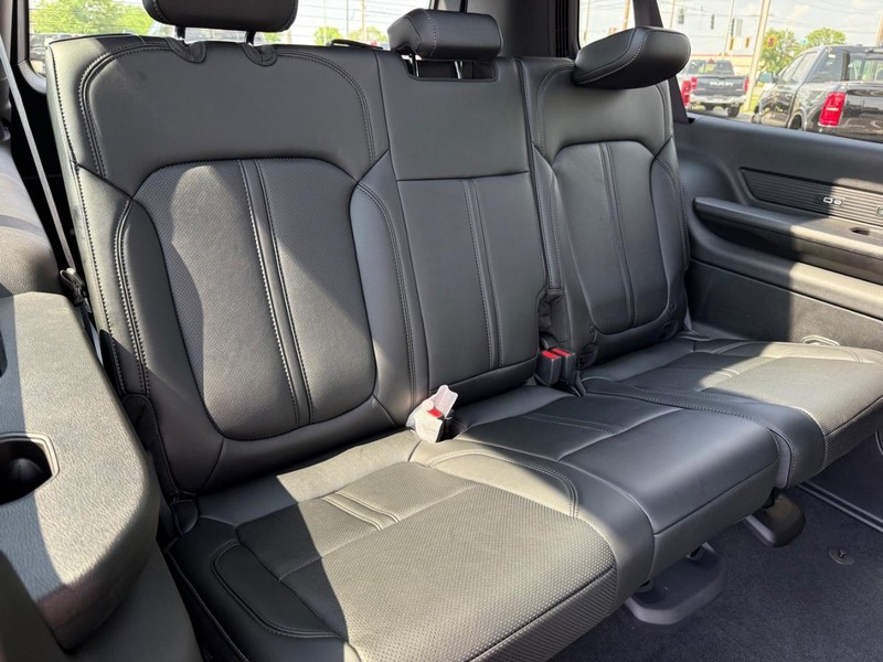 Jeep Wagoneer L Vehicle Full-screen Gallery Image 14