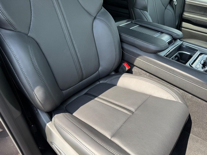 Jeep Wagoneer L Vehicle Full-screen Gallery Image 19