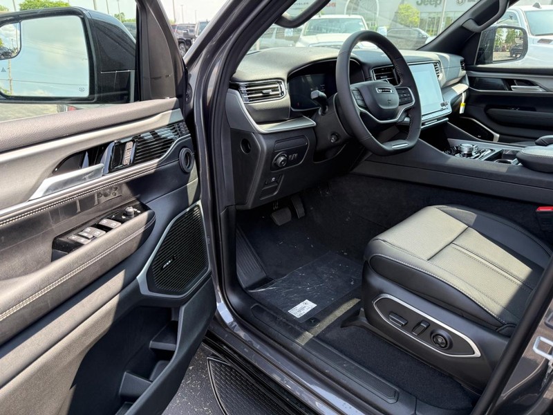 Jeep Wagoneer L Vehicle Full-screen Gallery Image 20