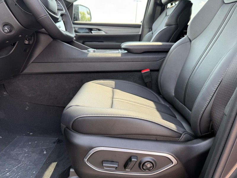 Jeep Wagoneer L Vehicle Full-screen Gallery Image 21