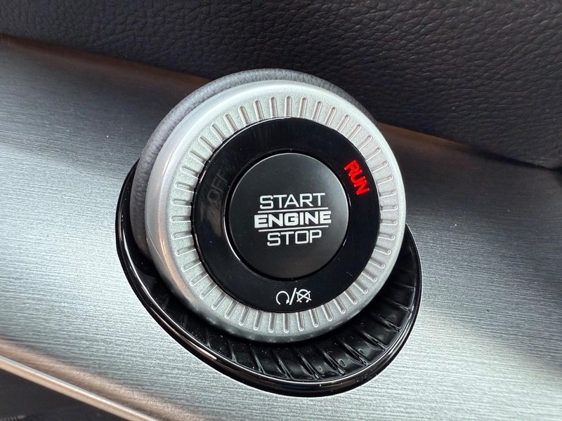 Jeep Wagoneer L Vehicle Full-screen Gallery Image 25