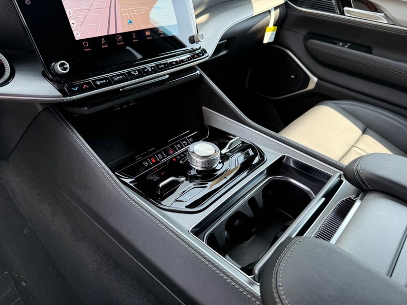 Jeep Wagoneer L Vehicle Full-screen Gallery Image 29