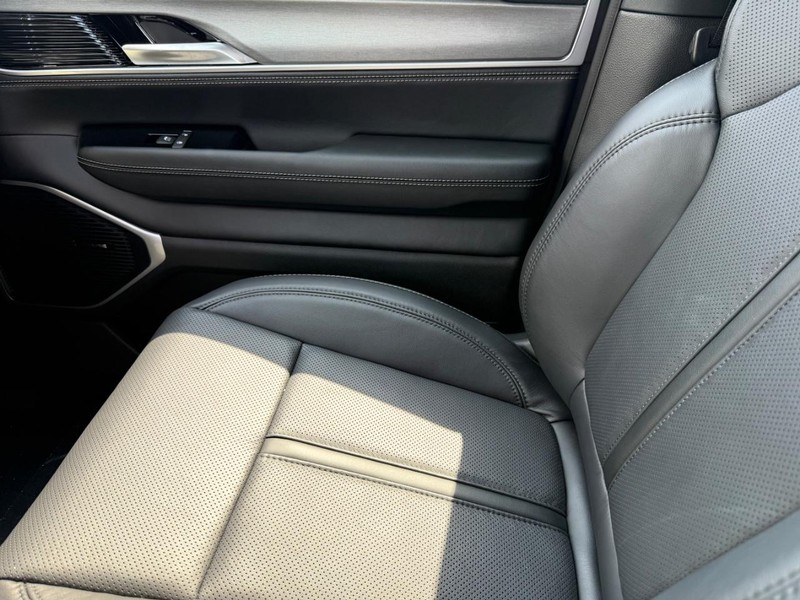 Jeep Wagoneer L Vehicle Full-screen Gallery Image 30