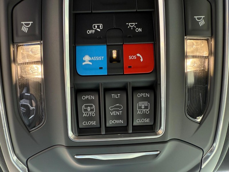 Jeep Wagoneer L Vehicle Full-screen Gallery Image 31