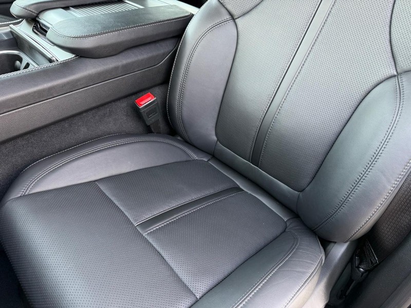 Jeep Wagoneer L Vehicle Full-screen Gallery Image 34