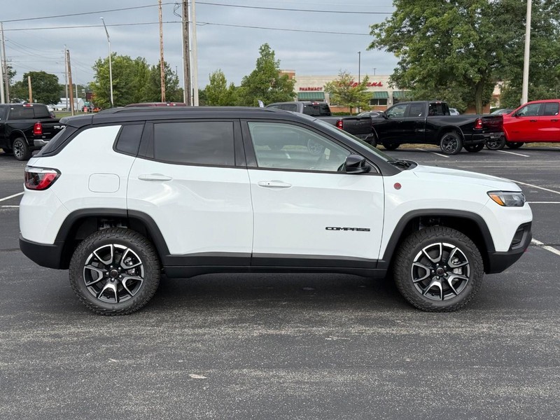 Jeep Compass Vehicle Full-screen Gallery Image 2