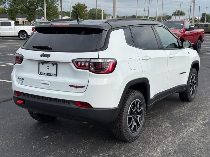 Jeep Compass Vehicle Full-screen Gallery Image 3