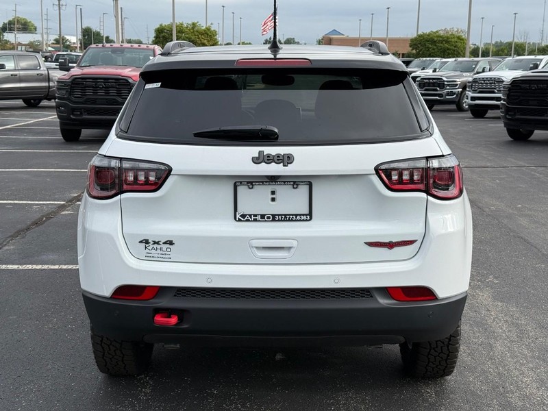 Jeep Compass Vehicle Full-screen Gallery Image 4