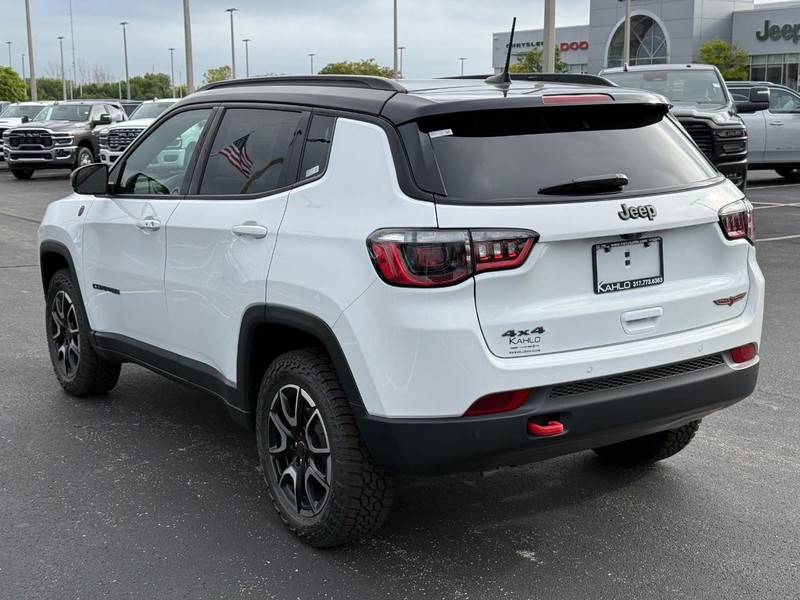 Jeep Compass Vehicle Full-screen Gallery Image 5
