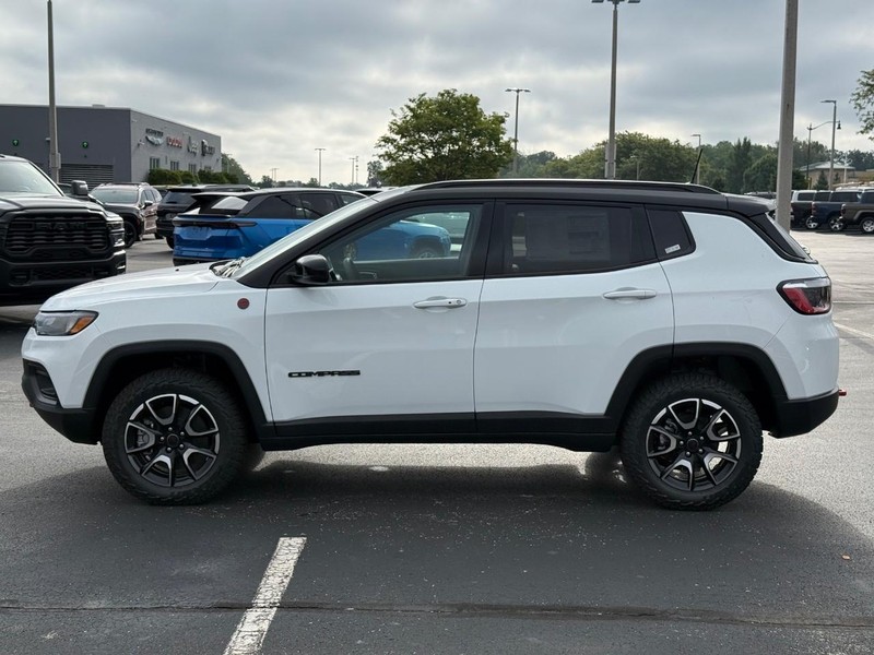 Jeep Compass Vehicle Full-screen Gallery Image 8