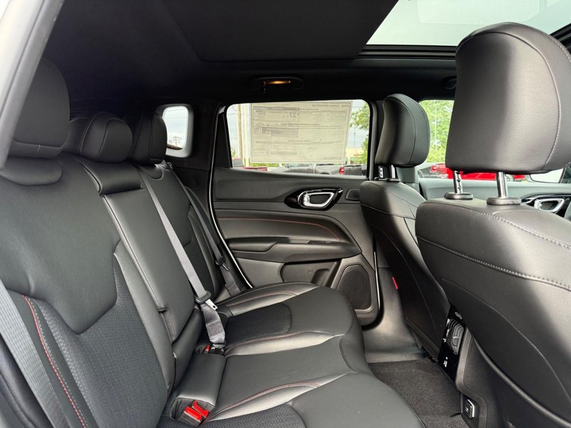 Jeep Compass Vehicle Full-screen Gallery Image 11