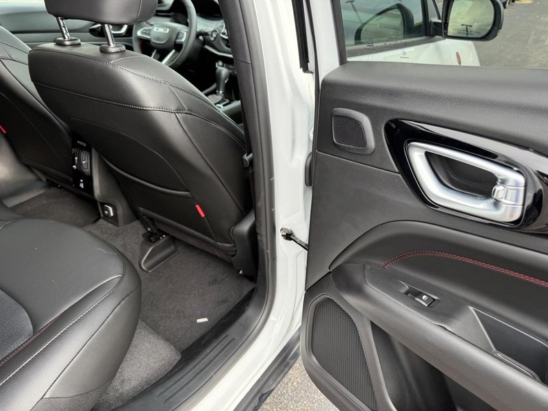 Jeep Compass Vehicle Full-screen Gallery Image 12