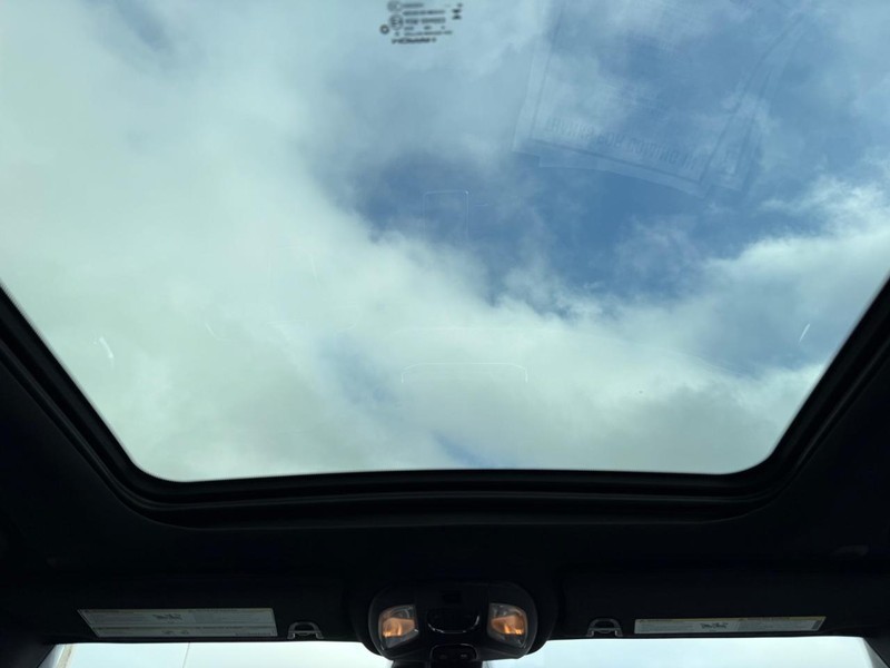 Jeep Compass Vehicle Full-screen Gallery Image 13