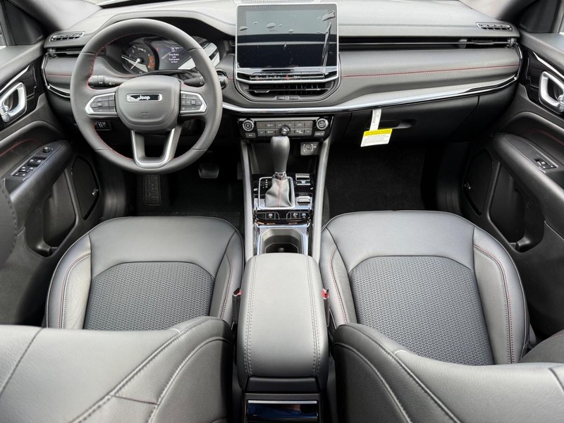 Jeep Compass Vehicle Full-screen Gallery Image 14