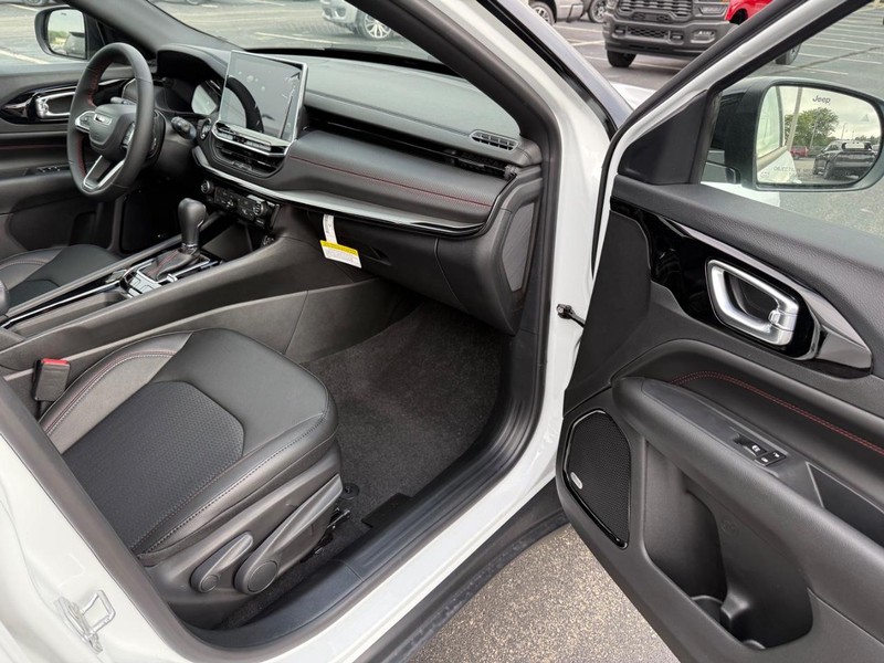 Jeep Compass Vehicle Full-screen Gallery Image 16