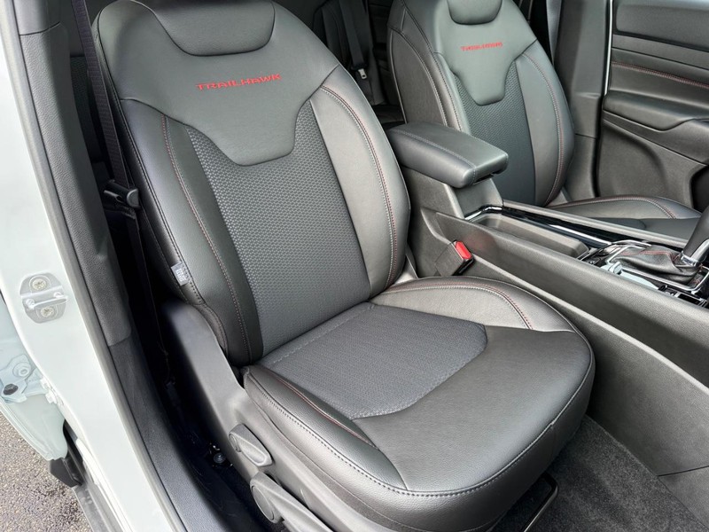 Jeep Compass Vehicle Full-screen Gallery Image 17