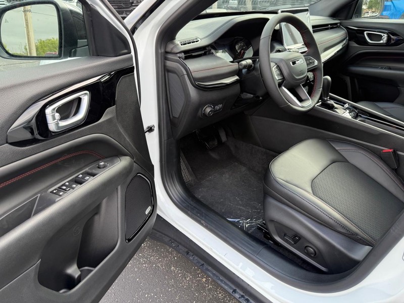 Jeep Compass Vehicle Full-screen Gallery Image 18