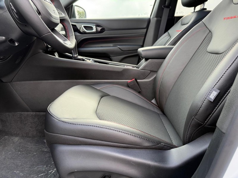 Jeep Compass Vehicle Full-screen Gallery Image 19