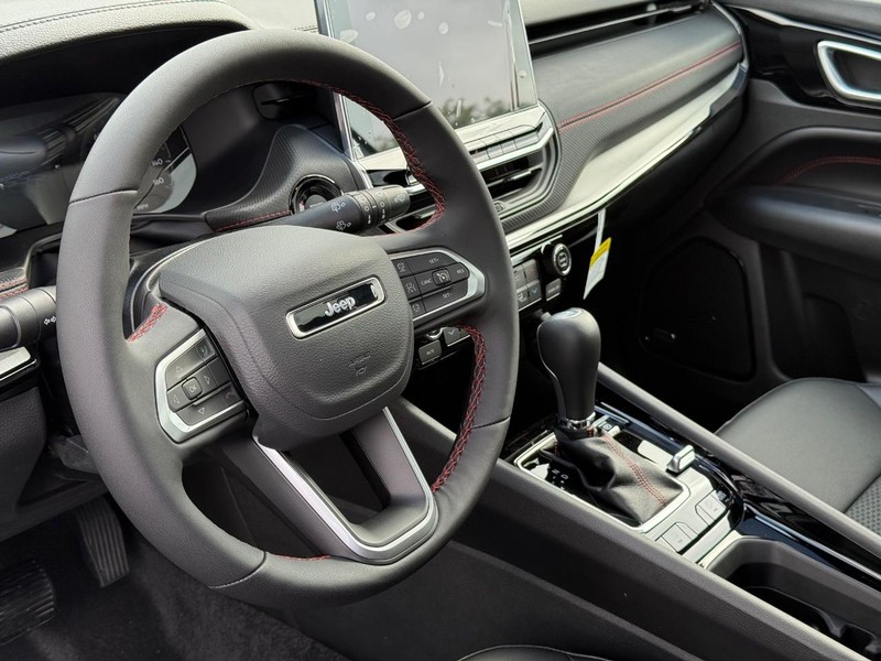 Jeep Compass Vehicle Full-screen Gallery Image 20