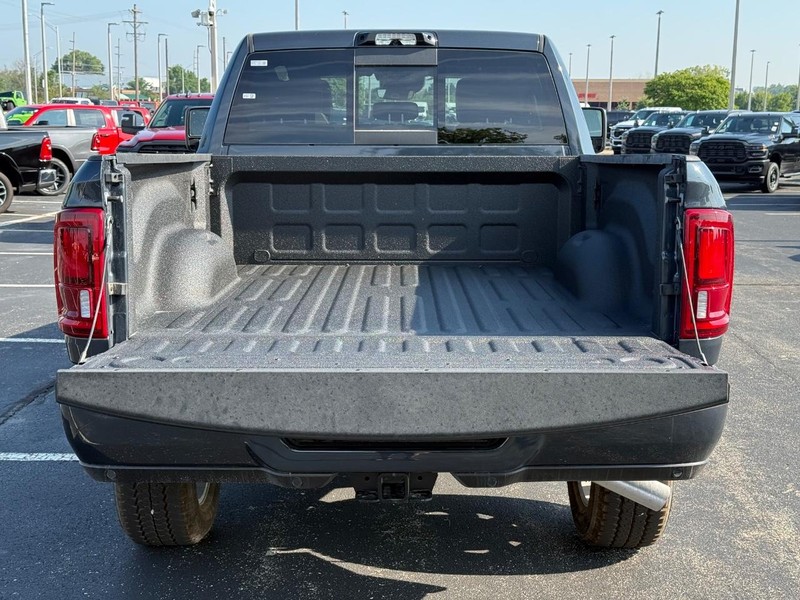 Ram 2500 Vehicle Full-screen Gallery Image 7