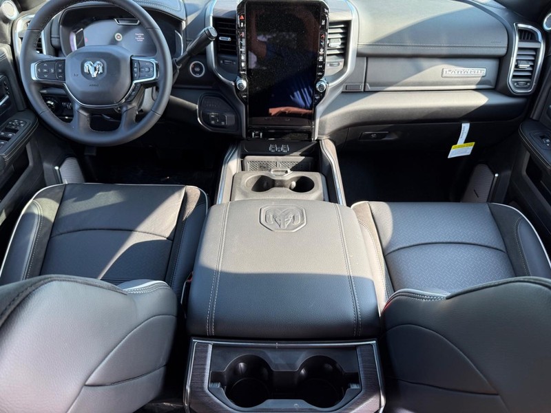 Ram 2500 Vehicle Full-screen Gallery Image 14