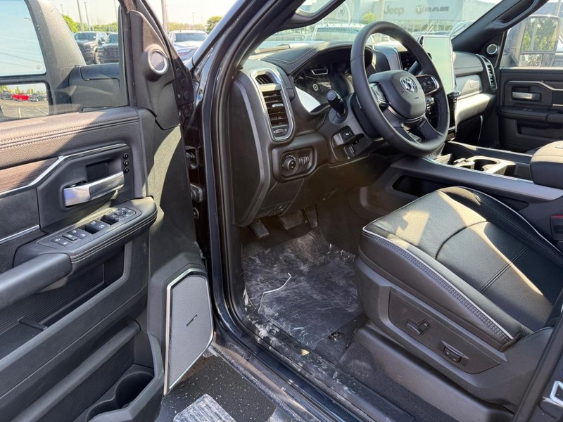 Ram 2500 Vehicle Full-screen Gallery Image 18