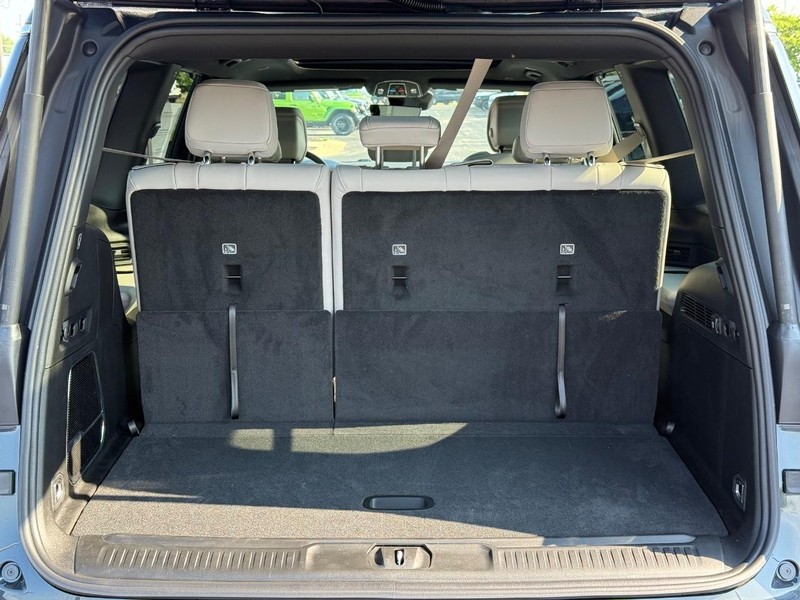 Jeep Wagoneer Vehicle Full-screen Gallery Image 7