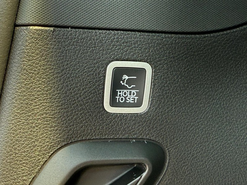 Jeep Wagoneer Vehicle Full-screen Gallery Image 8