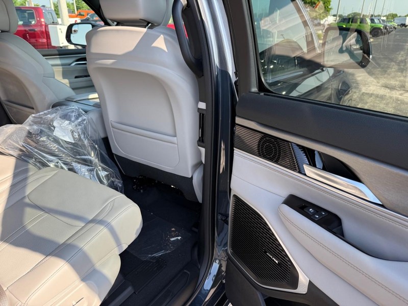 Jeep Wagoneer Vehicle Full-screen Gallery Image 13