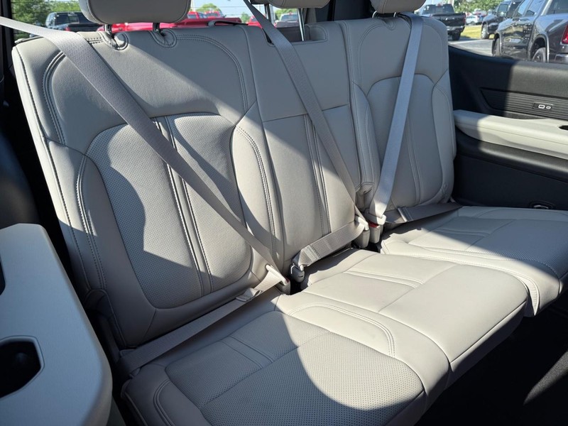 Jeep Wagoneer Vehicle Full-screen Gallery Image 14